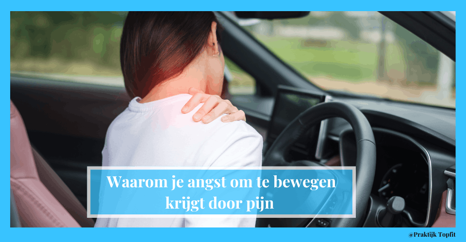 Vrouw met hand op de schouder in auto