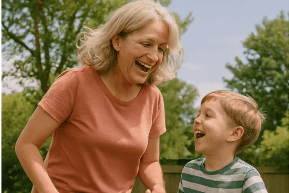 Oudere vrouw lacht samen met een kind tijdens een ontspannen moment buiten